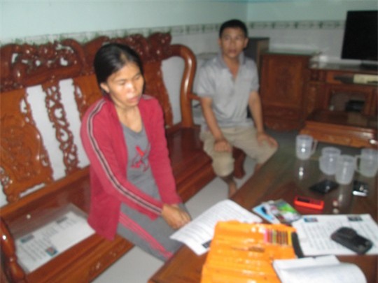 Bà Lan mẹ bé Cúc thờ thẫn bên đống sách vở học tập của con gái đã mất tích hơn 1 tháng nay