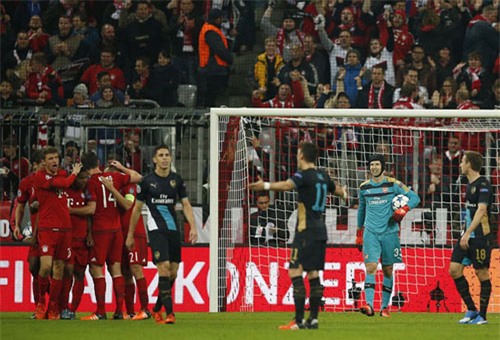 thua thảm bayern munich, hlv wenger càu dièu thàn kỳ hinh anh 1