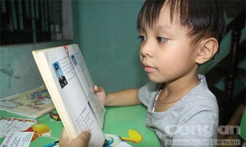 Cháu Hoàng đọc sách vanh vách