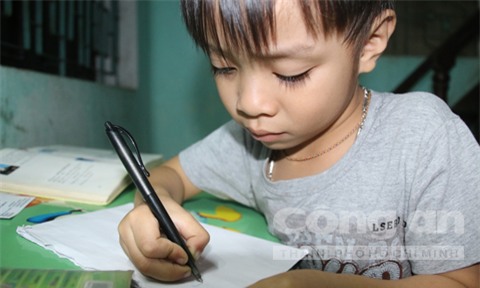 Gia đình cũng như mọi người xung quanh chưa bao giờ bày cháu đọc, vì cứ nghĩ con còn nhỏ