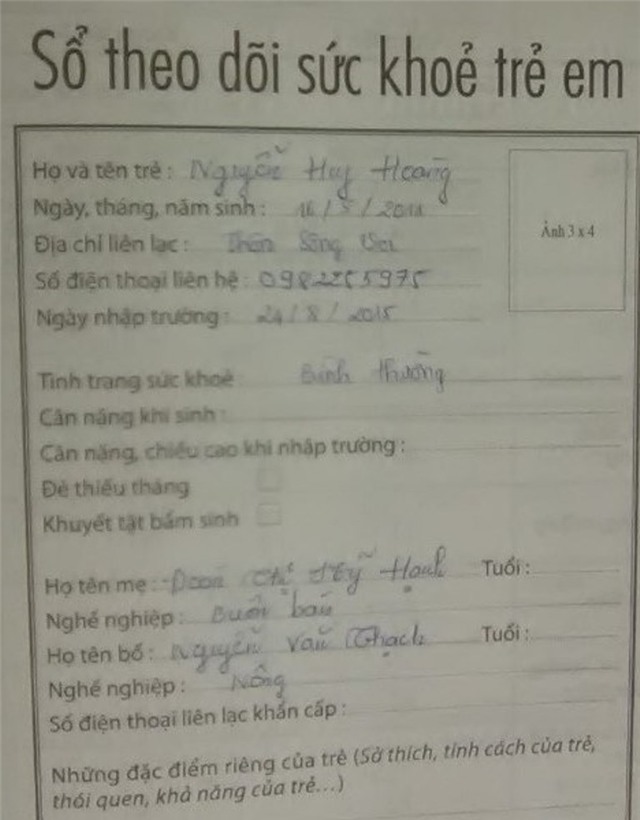 Sổ theo dõi sức khỏe của cháu Hoàng thể hiện ngày tháng năm sinh