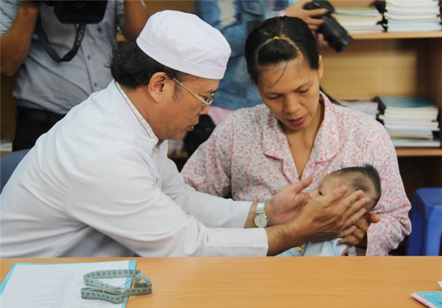 sơ sinh, bị đâm xuyên sọ, bất thường, tái khám