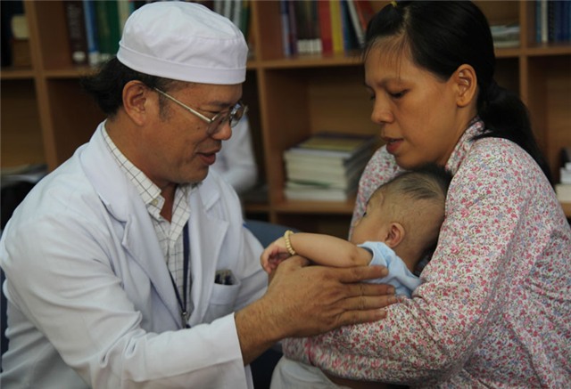 sơ sinh, bị đâm xuyên sọ, bất thường, tái khám