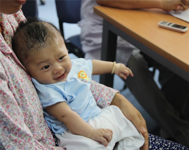 sơ sinh, bị đâm xuyên sọ, bất thường, tái khám