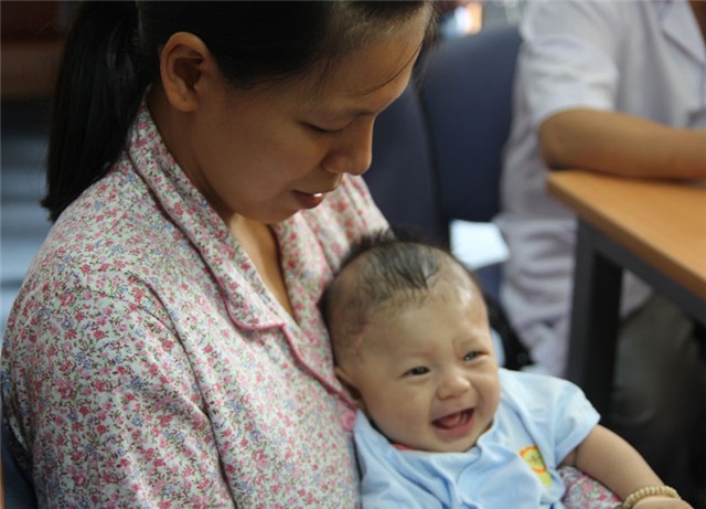 sơ sinh, bị đâm xuyên sọ, bất thường, tái khám