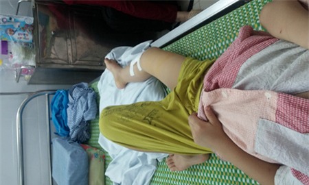 bé, mầm non, gãy chân, phụ huynh, bức xúc