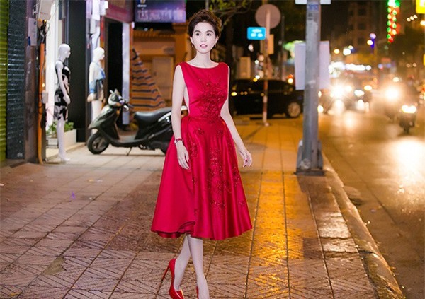 Ngọc Trinh mặc váy nhái