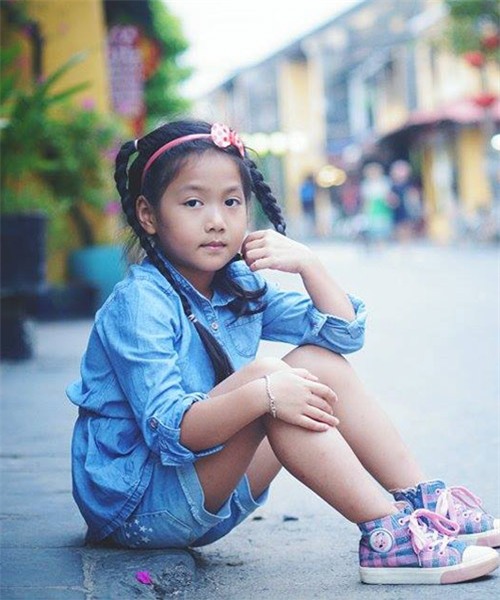 Cô bé 'điệu' nhất 'Bố ơi' đáng yêu tại phố cổ Hội An - 1