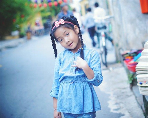 Cô bé 'điệu' nhất 'Bố ơi' đáng yêu tại phố cổ Hội An - 10