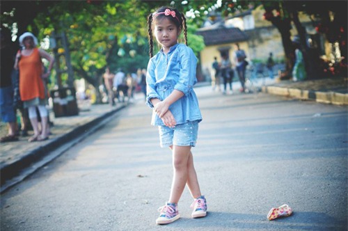 Cô bé 'điệu' nhất 'Bố ơi' đáng yêu tại phố cổ Hội An - 12