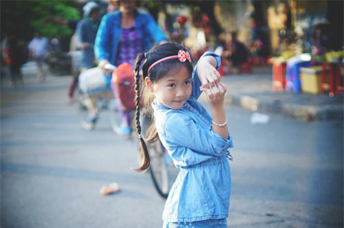 Cô bé 'điệu' nhất 'Bố ơi' đáng yêu tại phố cổ Hội An - 13