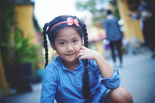 Cô bé 'điệu' nhất 'Bố ơi' đáng yêu tại phố cổ Hội An - 14