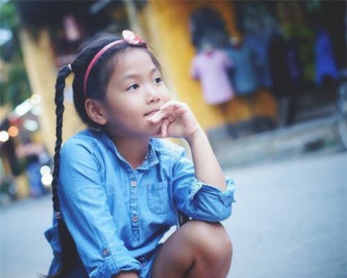 Cô bé 'điệu' nhất 'Bố ơi' đáng yêu tại phố cổ Hội An - 2