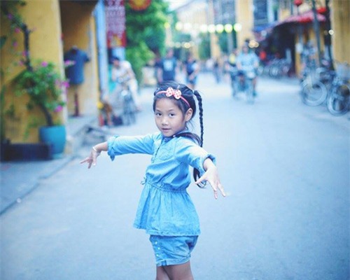 Cô bé 'điệu' nhất 'Bố ơi' đáng yêu tại phố cổ Hội An - 3