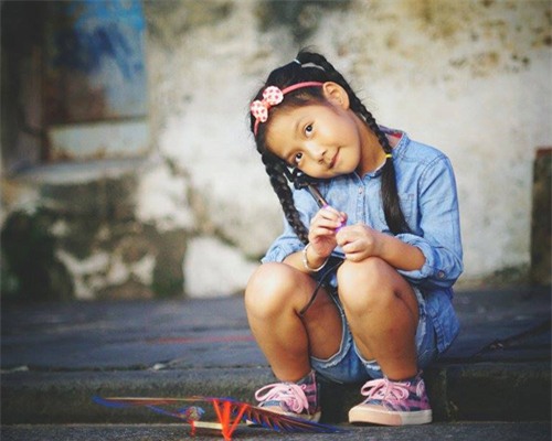 Cô bé 'điệu' nhất 'Bố ơi' đáng yêu tại phố cổ Hội An - 4