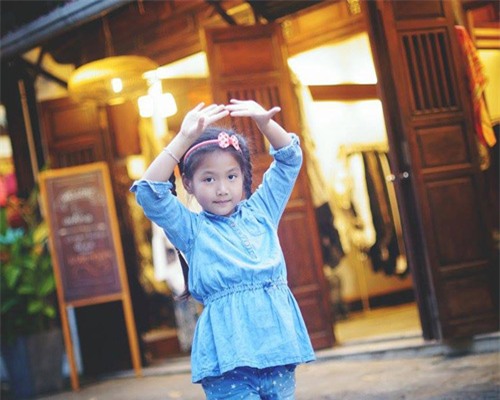 Cô bé 'điệu' nhất 'Bố ơi' đáng yêu tại phố cổ Hội An - 5