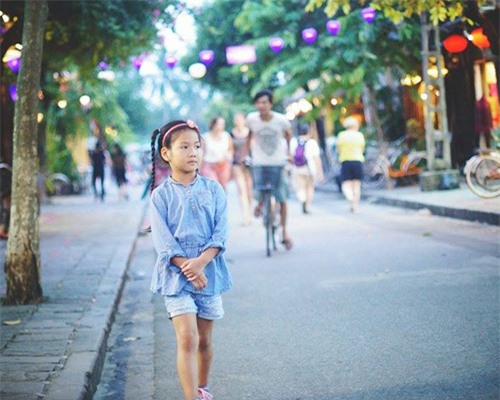 Cô bé 'điệu' nhất 'Bố ơi' đáng yêu tại phố cổ Hội An - 6