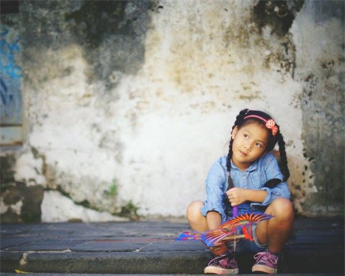 Cô bé 'điệu' nhất 'Bố ơi' đáng yêu tại phố cổ Hội An - 7