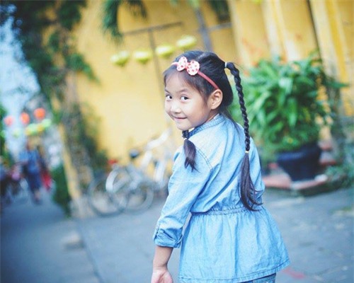 Cô bé 'điệu' nhất 'Bố ơi' đáng yêu tại phố cổ Hội An - 8