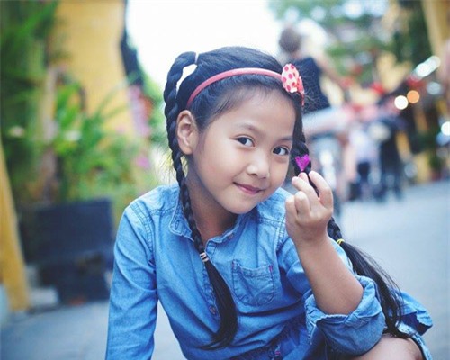 Cô bé 'điệu' nhất 'Bố ơi' đáng yêu tại phố cổ Hội An - 9