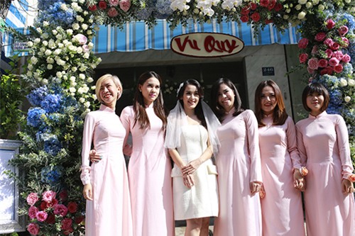 Áo dài ăn hỏi đẹp tinh khôi của cô dâu Tú Vi - 10