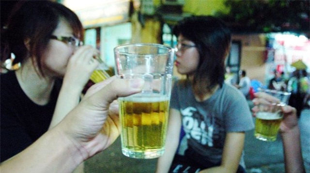 Bia hơi (Việt Nam): Tới Việt Nam, bạn nên ghé thăm phố cổ Hà Nội, thưởng thức một cốc bia hơi và âm nhạc đường phố. 