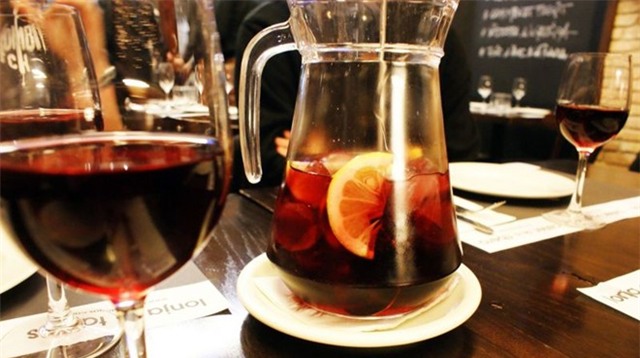 Sangria (Bồ Đào Nha): Sangria được pha chế từ rượu, trái cây và thảo mộc, khá nhẹ và rất thích hợp để uống ở bãi biển.