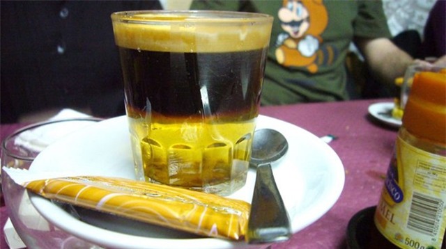 Carajillo (Tây Ban Nha): Cà phê được pha cùng rượu brandy hoặc rượu rum, là món đồ uống lý tưởng sau một bữa tối ăn nhiều.