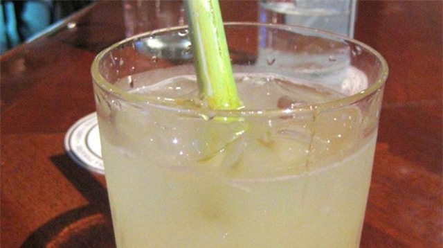 Dawa (Kenya): Món đồ uống này gồm có rượu gin hoặc vodka, chanh và nước tonic.