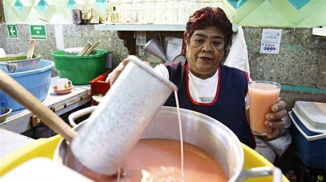 Pulque (Mexico): Ernesto Flores cho biết tới Mexico mà không thử món đồ uống Pulque của người Aztec thì thật uổng phí. Pulque được chiết xuất từ cây Agave, trước đây chỉ có quý tộc mới được thưởng thức món đồ uống này.