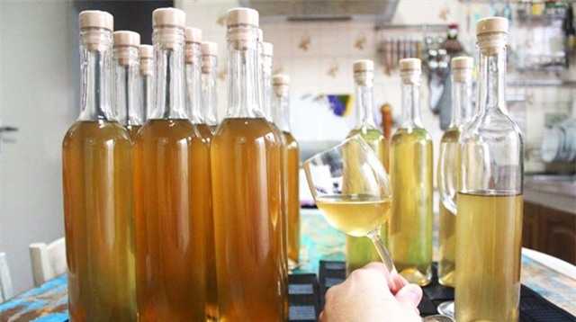 Rượu nho mật ong (Lithuania): Rượu nho mật ong có vai trò quan trọng trong văn hóa của người Lithuania. Loại đồ uống này được tổ tiên họ sử dụng từ hàng ngàn năm trước. đựng trong các sừng bọc kim loại.