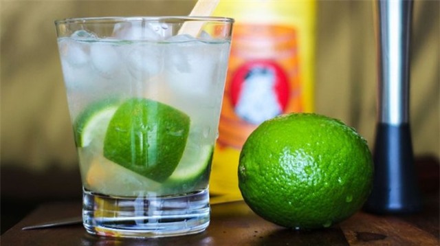 Caipirinha (Brazil): Món đồ uống này được pha từ rượu mía, chanh và đường. Dân địa phương thường uống Caipirinha khi ăn feijoada (gồm đậu đen, thịt lợn, bò nướng và cơm).