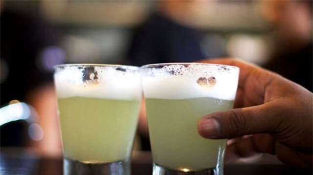 Pisco Sour (Peru): Pisco Sour được pha chế từ nước canh, si-rô, lòng trắng trứng và rượu Pisco.