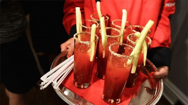 Spicy Caesar (Canada): Thay vì dùng nước cà chua như một cốc Bloody Mary, người pha sẽ trộn sò với cà chua, trang trí với một nhánh cần tây hoặc ớt tươi.