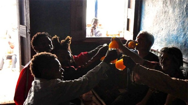 Tej (Ethiopia): Tej là một loại rượu được làm từ mật ong, dễ uống nhưng say lâu.