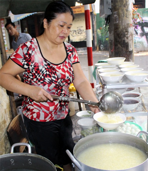 quán cháo, cháo bà Oanh, Lương Ngọc Quyến, phố cổ, bát cháo, quán-cháo, cháo-bà-Oanh, Lương-Ngọc-Quyến, nấu-cháo, bán-cháo