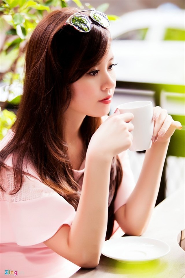 Trong buổi chụp ảnh, Midu diện hai trang phục gam pastel, tông màu phù hợp với hình ảnh nhẹ nhàng, nữ tính vốn có.