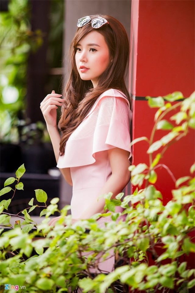 Bộ cánh tông hồng nhạt phù hợp với vẻ nữ tính, yêu kiều của diễn viên Mùa hè lạnh.