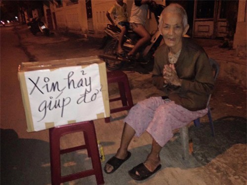Cám cảnh mẹ già 86 tuổi ra đường xin quan tài cho con - 1