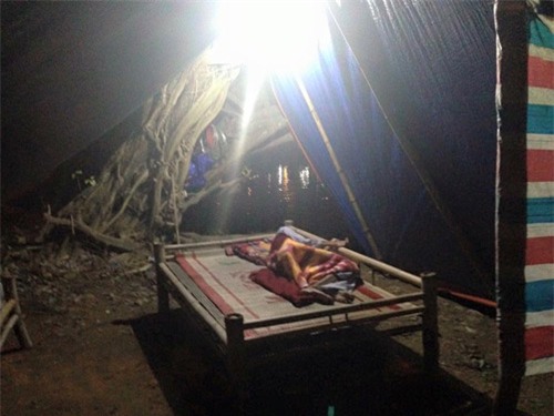 Cám cảnh mẹ già 86 tuổi ra đường xin quan tài cho con - 2