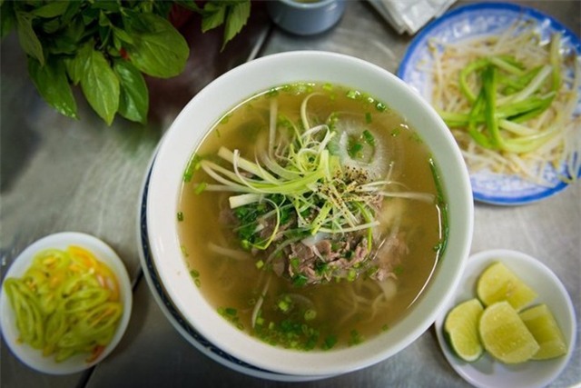Phở, Việt Nam: Phở đối với người Việt cũng như món pasta đối với người Italy vậy. Ở các thành phố lớn như Hà Nội hay TP HCM, bạn có thể dễ dàng bắt gặp người dân xì xụp món phở bất kỳ giờ nào trong ngày. Phở làm từ nước dùng bò hoặc gà, bánh phở cùng rất nhiều gia vị như gừng, hoa hồi, thảo quả… Điều làm thực khách thích thú là các loại rau ăn kèm, như bạc hà, húng quế, rau thơm, ớt, giá đỗ, chanh, nước mắm, nước tương… Bạn có thể tìm thấy phở ở bất cứ nơi đâu trên khắp Việt Nam, nhưng những hang ngon nhất là những quán ăn của địa phương ở bên đường.. Quán càng giản dị thì phở lại càng ngon. Một ví dụ điển hình là phở Bình, một địa điểm ít được biết tới ở TP HCM nhưng đúng kiểu truyền thống và rất ngon.