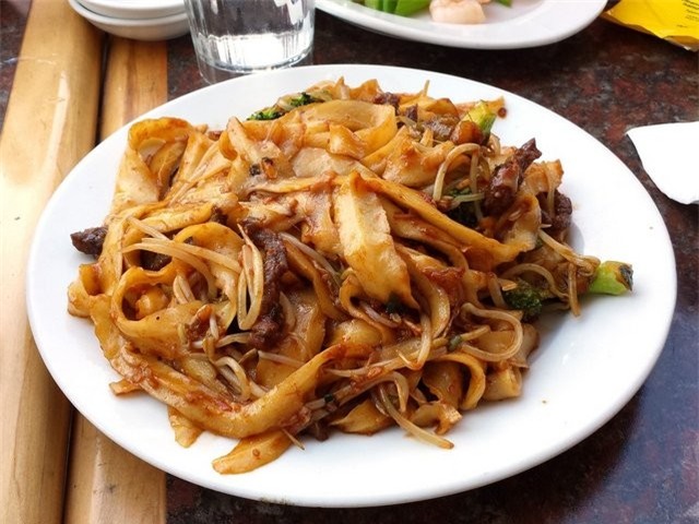 Mì knife-cut, Trung Quốc: Mì này còn được gọi là mì dao cạo, do đầu bếp cầm một viên bột lớn và cắt thả vào nồi nước đang sôi bằng một con dao chuyên rụng. Mì dày, sợi ngắn và dai, ăn cùng súp hoặc ăn khô với thịt heo và xốt đậu đen.