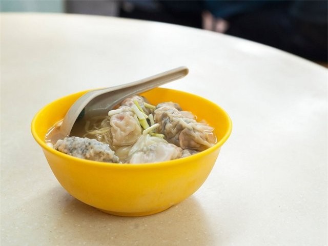 Mì hoành thánh, Hong Kong: Món này gồm mì trứng, nước dùng nóng, các loại rau xanh, há cảo, tôm hoặc thịt heo, được phục vụ trong những chiếc bát nhỏ để mì không bị nát. Mì hoành thánh phổ biến khắp Hong Kong, nhưng nổi tiếng nhất vẫn là nhà hang Michelin Ho Hung Kee và Meen and Rice.