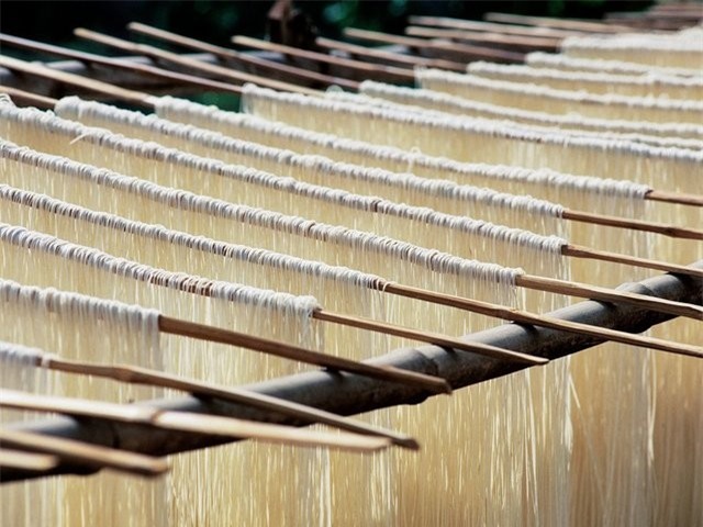 Mì Shan, Myanmar: Có nguồn gốc từ miền đông Myanmar, giáp biên giới với Lào và Trung Quốc, món mì này có độ dính do làm từ gạo nếp trồng trong vùng. Mì ăn kèm với rau, thịt gà hoặc thịt heo, súp hoặc ăn khô. Cũng như các món ăn đường phố khác, món này ngon nhất ở các quán địa phương hay ở các chợ Bogyoke tại Yangon hoặc chợ 999 Shan.