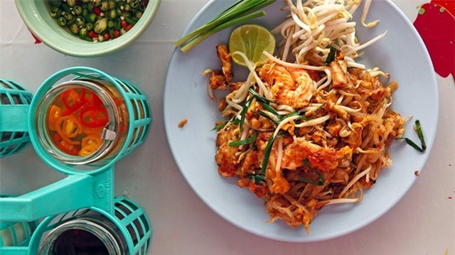 Pad Thai, Thái Lan: Pad Thai dần trở thành món ăn phổ biến trên thế giới, nhưng ngon nhất vẫn là ở các con phố nhộn nhịp tại Bangkok. Món ăn gồm mì xào, trứng, đậu phụ, bột me, nước mắm, đường, tôm khô, tỏi, hành lá, tôm tươi và gà. Ăn kèm còn có chanh tươi, lạc rang, rau mùi, giá đỗ và ớt khô.