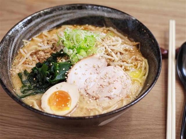 Ramen, Nhật Bản: Có rất nhiều loại ramen như ramen shio (muối), hay ramen shoyu (nước tương). Một trong những nhà hàng nổi tiếng nhất Tokyo là Kagari ở Ginza với món ramen tori-paitan làm từ nước dùng gà sánh và thơm ngon.