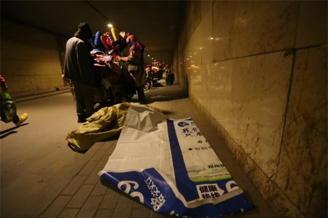 Cảm động bé trai 7 tuổi chịu rét ngồi học bài giữa đường - Ảnh 4