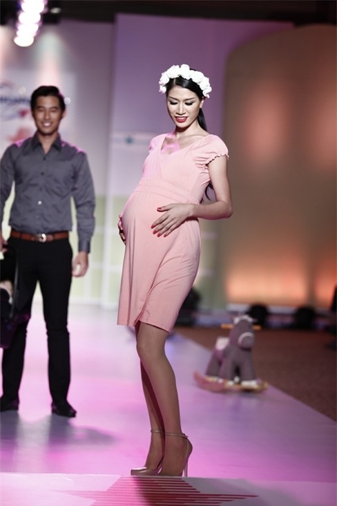 Các bà bầu Vbiz say mê giầy cao dù bụng vượt mặt - 6