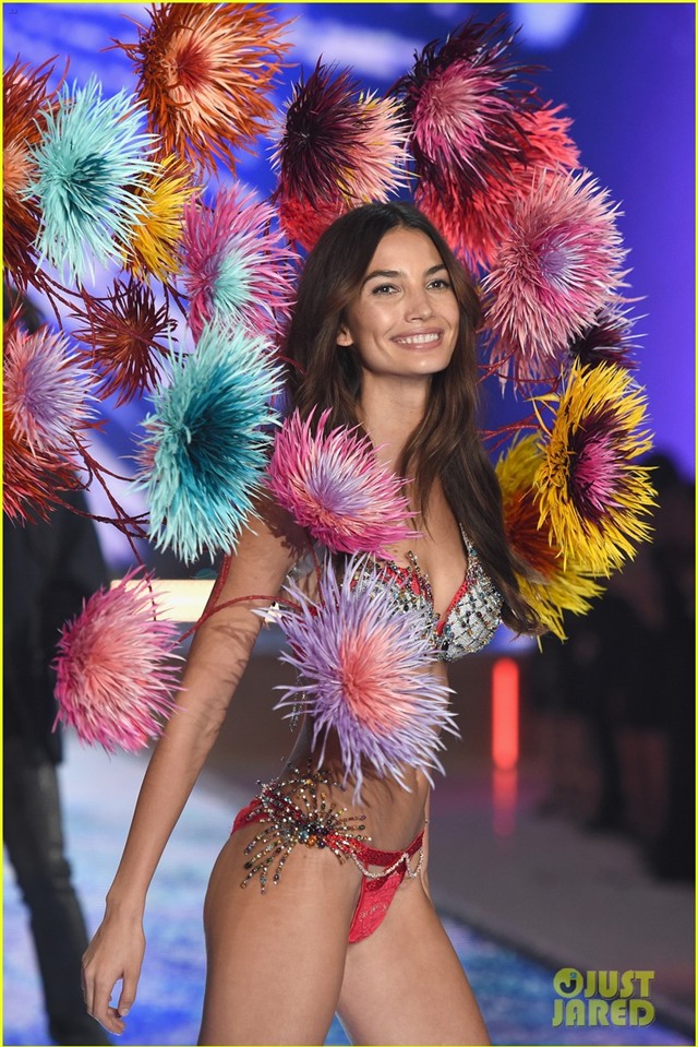 lily aldridge joan smalls victorias secret fashion show 2015 18