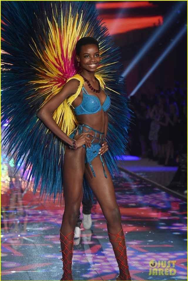 adriana lima alessandra ambrosio victorias secret fashion show 2015 03